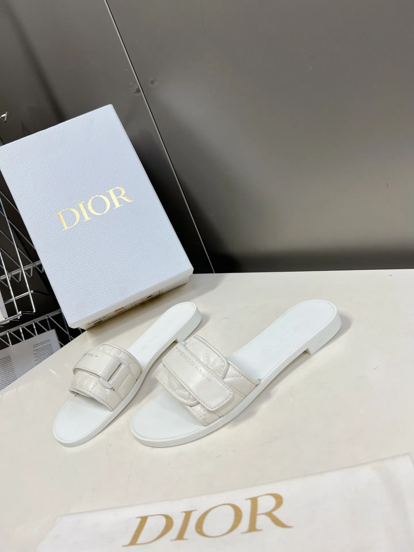 👟👟Ex-factory price 380👟👟 Leather-covered Dior classic Velcro buckle sandals. The high version of the GO original version is a perfect replica. The most popular color matching fabric. Super layered. The original high-end TPU outsole✔️very comfortable and easy to walk. The upper materials are all original customized, 3D electric embroidered three-dimensional cloth surface. Very versatile. A must-have for lazy people in summer. The original full set of packaging code number: 35-40
